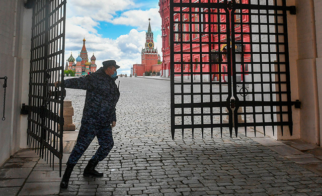 Будьте бензоколонкой. Почему западные СМИ недовольны борьбой России с коронавирусом