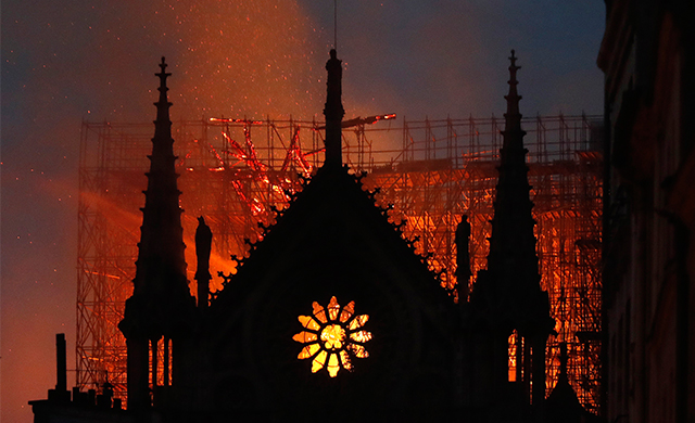 «Люди негромко поют, некоторые держатся за руки»: пожар в соборе Парижской Богоматери. Все, что известно