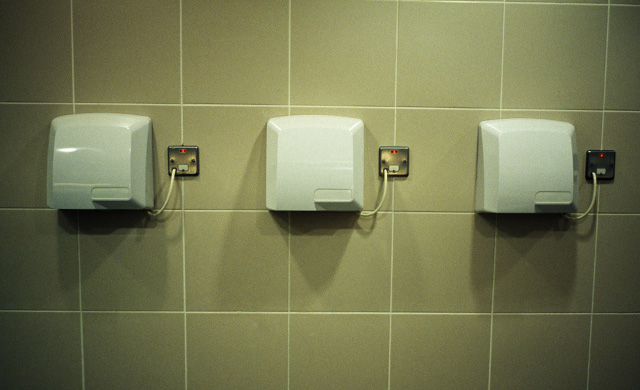 Сушить руки в автоматической сушилке вредно. И вот почему