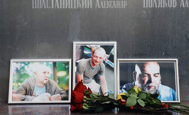 Цветы в память об убитых в Африке российских журналистах