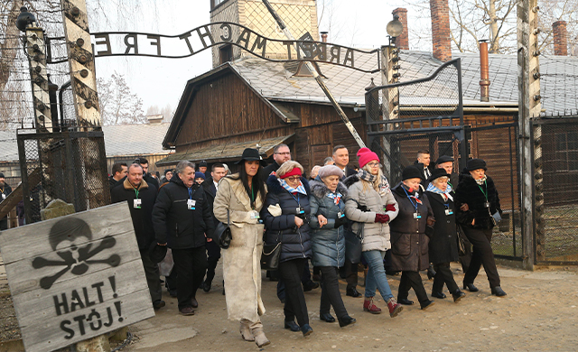 Расщепление Освенцима. Почему церемонию памяти жертв Холокоста пришлось проводить дважды
