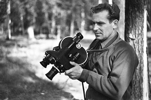Герман Титов на практических занятиях с кинокамерой «Конвас-Автомат», 1961