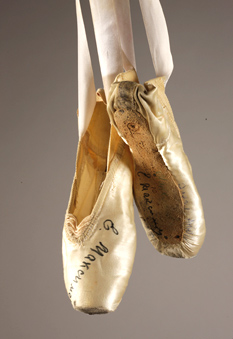 Пуанты Екатерины Максимовой — настоящая реликвия аукциона, в этих балетных туфлях она танцевала один из своих последних спектаклей