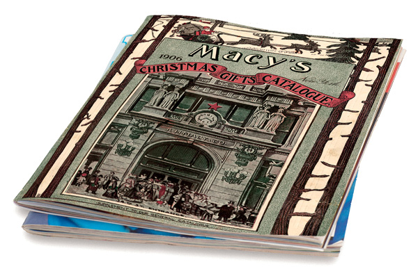 Стопка каталогов ньюйоркского Macy’s – дальних предков глянцевых журналов