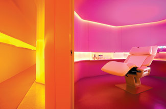 Нью-йоркские велнес-центры Yelo! оформлены в дискотечных цветах, что не мешает здоровому сну посетителей. 