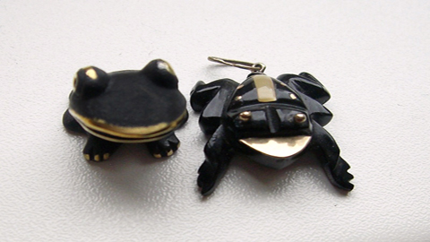 Два малюсеньких лягушонка из Никозии. Это брелки для ключей и, что самое удивительное, некоторые их члены сделаны из золота, правда, такого количества, что и на зуб бы не хватило. Будем считать их из драгметалла