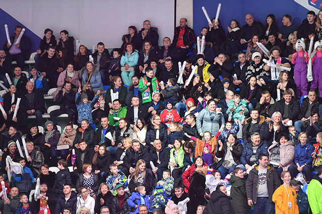 Атмосферу на хоккее создают трибуны. Свыше двух тысяч зрителей посетило благотворительный матч