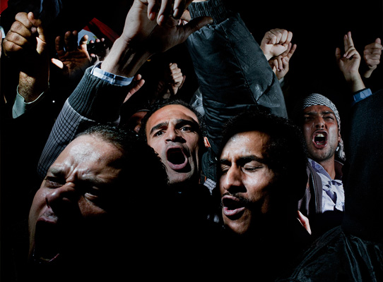 Алекс Маджоли, Италия, Magnum Photos для Newsweek Демонстранты на площади Тахрир 10 февраля сразу после телевизионной речи президента Египта Хосни Мубарака, заявившего, что он, вопреки ожиданиям, не откажется от власти. Каир, Египет, 10 февраля.