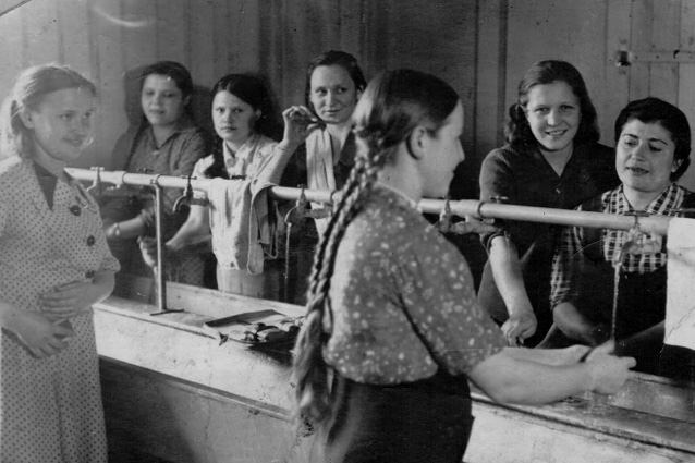 Елена М., 16 лет. Работницы фабрики за умыванием. Дармштат, 1942. Дело №222686