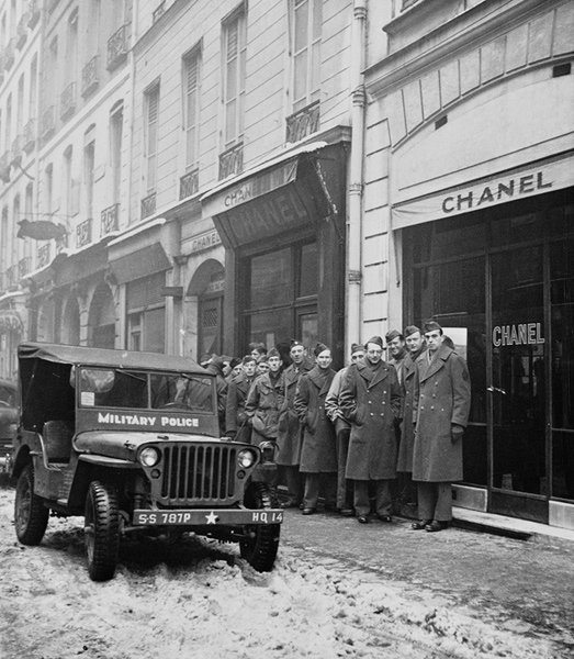 Американские солдаты выстроились в очередь за «Chanel № 5» у магазина Шанель в освобожденном Париже. Фото: Серж Лидо