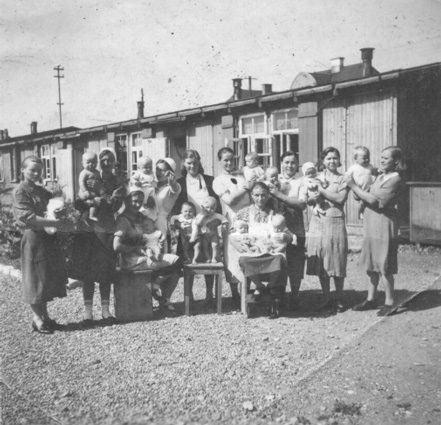 Мария В., 21 год. Женщины с детьми у бараков. Место неизвестно, 1944. Дело №1205