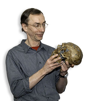 Профессор Сванте Паабо и череп неандертальца