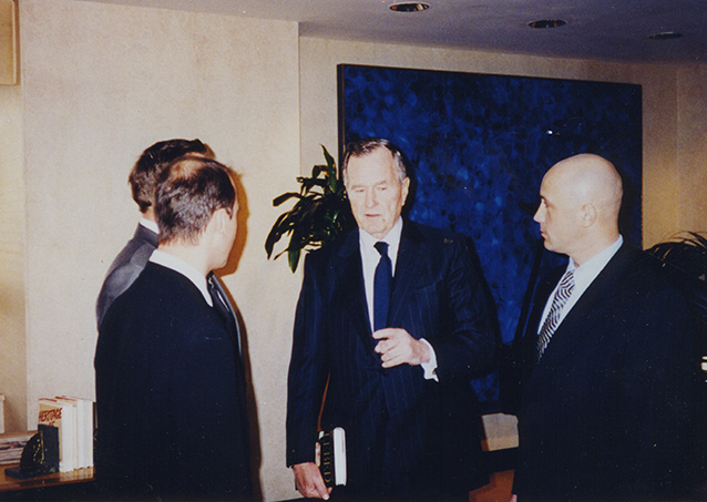 Вместе с экс-президентом США Джорджем Бушем-старшим в Нью-Йорке, 2007