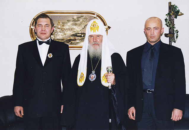 На память о встрече со Святейшим Патриархом Алексием. Слева – генерал Александр Лебедь, справа – Шалва Бреус
