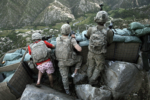 Дэвид Гаттенфелдер (David Guttenfelder), США, The Associated Press. Американские солдаты открывают ответный огонь по боевикам Талибана в долине Коренгал, Афганистан, 11 мая
