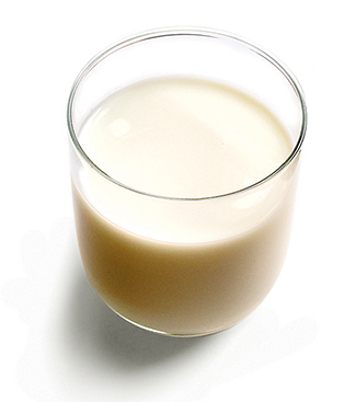 Ореховое молоко из свежего миндаля с добавлением органических биоэнергетических добавок – сыроедческая альтернатива напиткам вроде Red Bull