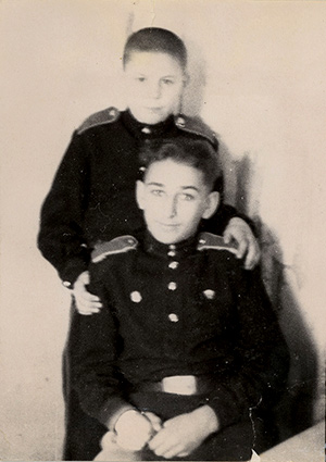 Александр Бурдонский (сын Василия Сталина) и Евгений Джугашвили в Cуворовском училище