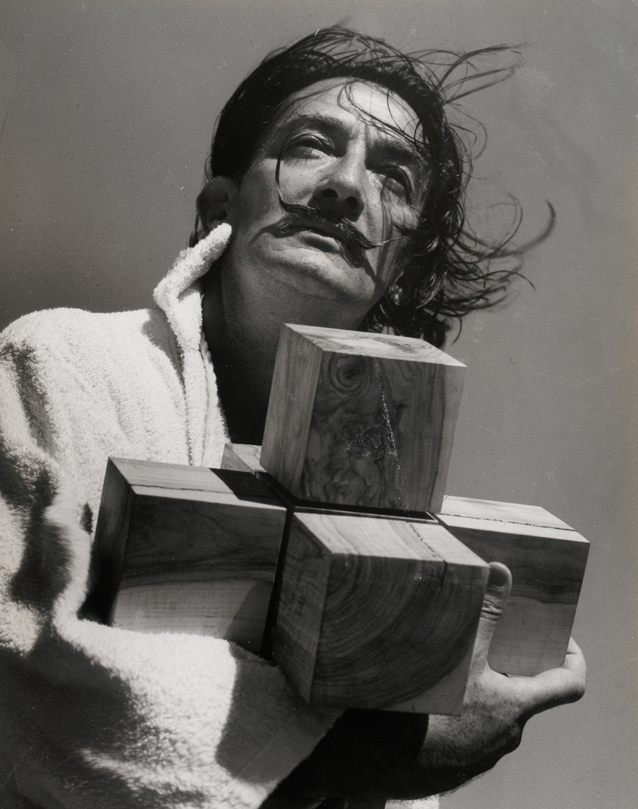 Франсеск Катала-Рока «Сальвадор Дали с гиперкубическим крестом», 1953