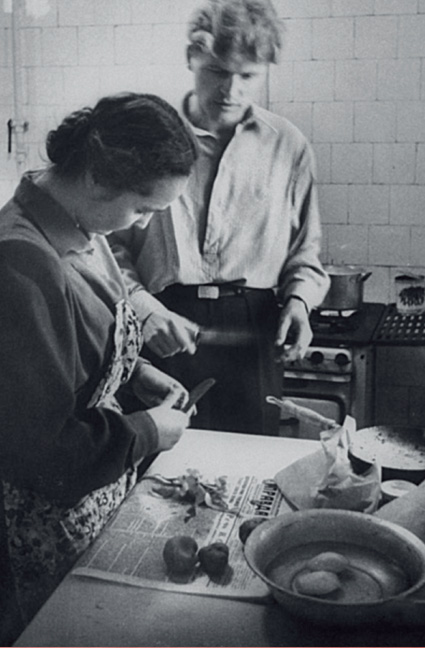 Студенты и на кухне общежития. 1956