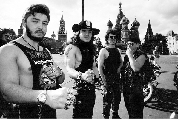 Байкеры на Красной  площади (Александр Хирург – в центре). Москва, 1989. Фото из книги «Хулиганы-80» 