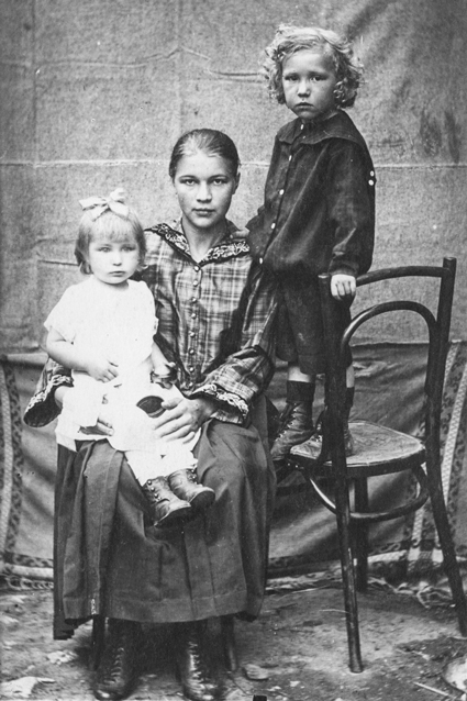 Татьяна Губина с детьми Зоей и Костей