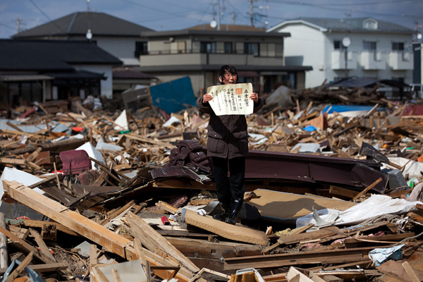 Ясуйоши Чиба, Япония, Agence France-Presse Чиеко Матсукава с дипломом своей дочери, который она разыскала в развалинах их дома в Хигашимацушима, префектура Мияги, Япония. Последствия цунами, Япония, 3 апреля