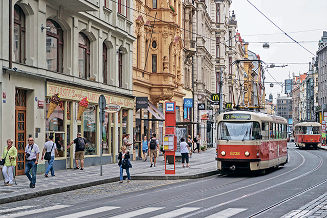 Даже старый подвижной состав может эффективно справляться со своей задачей при должном поддержании инфраструктуры. На фото Прага и её трамваи Татра T3