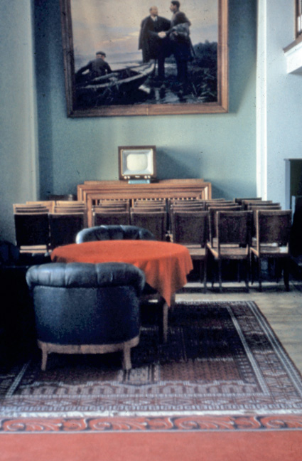 Фото гостиной, переоборудованной под телехолл (конец 50-х)