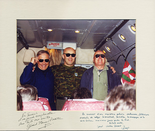 На борту самолета с генералами французской армии Жан- Бернаром Пинателем (справа) и Кристианом Кесно, 2009