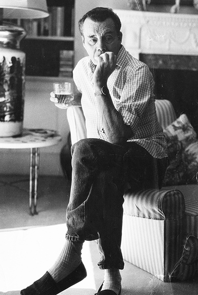 Дирк Богард у себя дома в Челси, Лондон, 1996