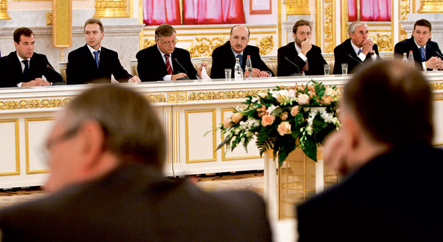 Спустя десять дней после ареста Бориса Левина Чичваркин был приглашен на встречу лидеров российского бизнеса с президентом Медведевым. Впервые фотографы смогли запечатлеть его в костюме