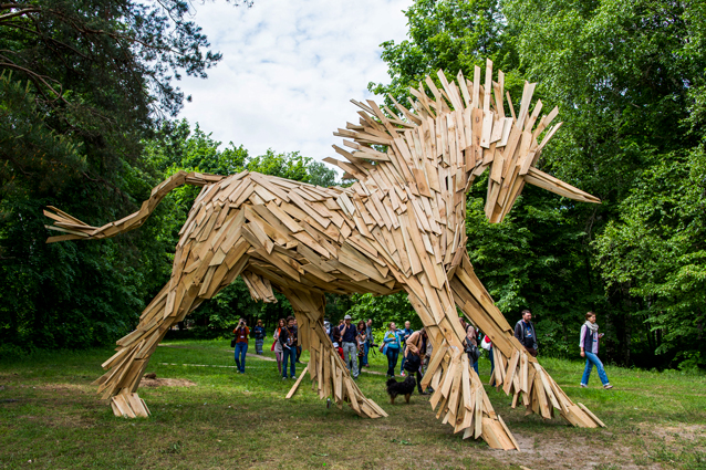 Трёхметровый единорог художника из Венгрии Габора Миклоша Соке в городском парке