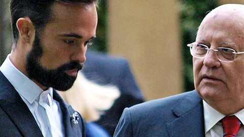 Евгений Лебедев продал скелет Херста, а Горбачев спел, чтобы помочь больным детям