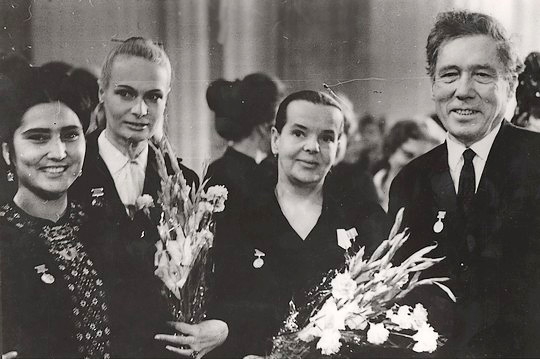 Стелла Жданова (вторая справа)