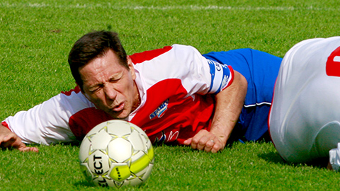 Члены клуба «Сноб» сыграли в футбол за деньги