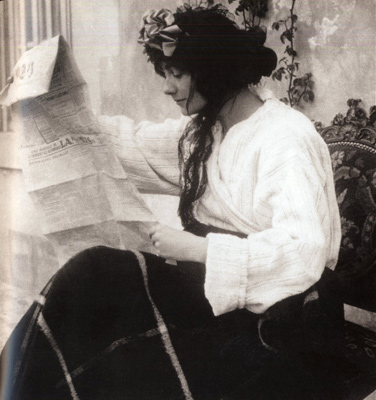 ANOYMOUS Gabrielle Chanel reading a newspaper at Royallieu circa 1910 COLLECTION EDMONDE CHARLES‐ROUX