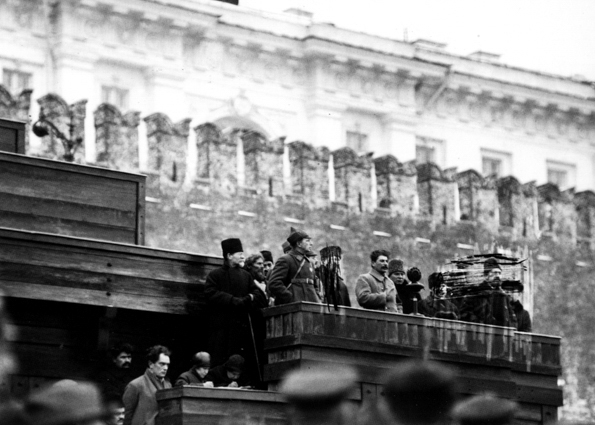 Погребение верховного главнокомандующего Красной Армией Михаила Фрунзе после его смерти от отравления хлороформом во время операции 31 октября 1925 года. Сталин произносит речь, стоя на деревянном здании мавзолея Ленина, 3 ноября 1925 года
