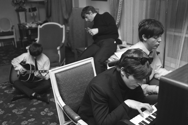 Гарри Бенсон, Битлз работают над песней I Feel Fine. Отель George V., Париж, 1964