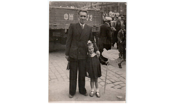 Дед Яков Маркович Беленький и моя мама на первомайской демонстрации, около 1953 года