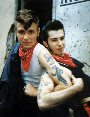 Еж и Маврик (Мистер Твистер) с татуировками работы Игоря Кредита. Москва, 1987. Из архива Маврикия Слепнева