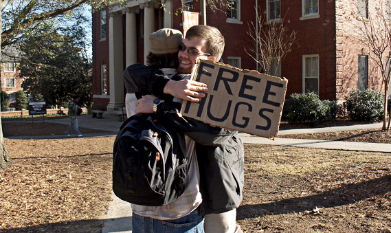 Фото: www.freehugscampaign.org
