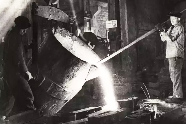 Неизвестный автор. Разливка стали по формам в Литейном цехе Ремонтно-механического завода. Норильск, 1944 год