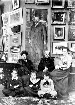 Маргарита Кирилловна с детьми на фоне портрета М.А. Морозова