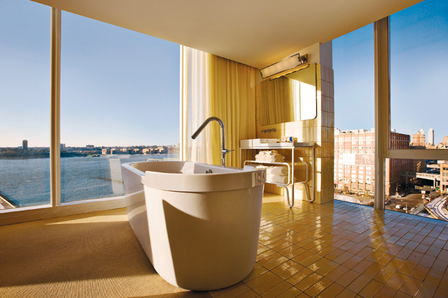 Во многих новых отелях, которые хотят привлечь более молодую аудиторию, ванны стали устанавливать прямо в спальне, возле окна в пол