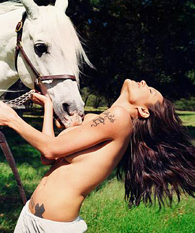 Фотография Давида Ля Шапеля, на которой лошадь как бы целует обнаженную грудь смеющейся Анджелины Джоли, была раскритикована за зоофилию, и весь тираж номера журнала Photo, где она была напечатана на обложке, так никогда и не появился на прилавках