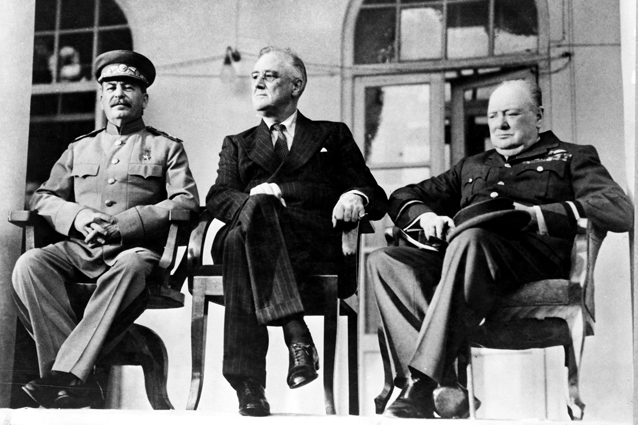 Встреча на портике советского посольства во время Тегеранской конференции. Слева направо: Иосиф Сталин, Франклин Рузвельт и Уинстон Черчилль, 28 ноября 1943 года