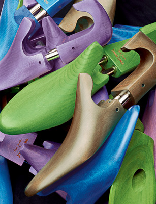 Деревянные колодки и шнурки, часть стиля компании, тоже приобрели окраску.На фото внизу: Пол Смит на мануфактуре John Lobb в Нортгемптоне изучил весь процесс создания ботинка – от раскроя кожи до упаковки его в коробку