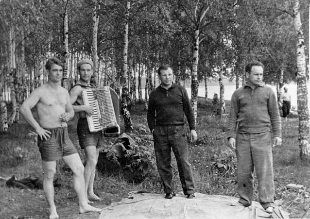 Космонавты Юрий Гагарин и Виктор Горбатко с друзьями на пикнике. 19 августа 1963 года