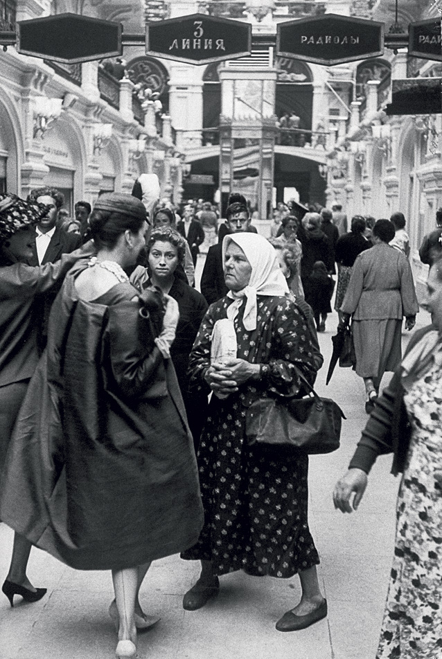 1959 г. Модели Dior гуляют по ГУМу после модного показа