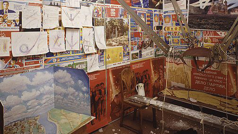 Инсталляцию про «Человека, который улетел в космос из своей комнаты» Кабаков придумал в начале 1980-х.  Дыра в потолке и катапульта на полу - это все, что осталось от героя, чувствовавшего себя на Земле чужаком 